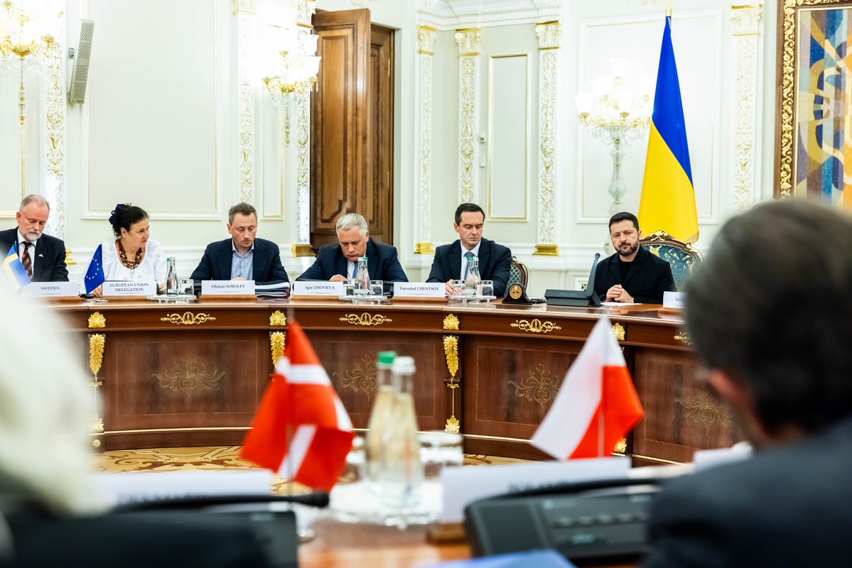 P_Lukasiewicz's tweet photo. Podczas dzisiejszego spotkania z ambasadorami państw Unii Europejskiej prezydent Ukrainy Wołodymyr Zełeński podkreślił polskie donacje i podziękował Polsce i Polakom za pomoc, która pozwala chronić ukraińskie miasta, Kijów przede wszystkim, przed rosyjskimi dronami z napędem odrzutowym.

Ratujemy w ten sposób życie i pomagamy odeprzeć barbarzyńskie ataki Rosji. Dobrze było usłyszeć te słowa, dobrze być przykładem dla innych.

📸 European Union, 2026