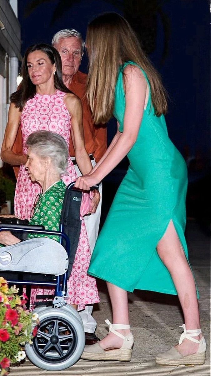 SofiayLeonor's tweet photo. Sofía belleza inolvidable 😍🌸💕  

📲 Comparte, síguenos y dale Like 👍🏼 

#InfantaSofìa #PrincesaLeonor #ReinaLetizia #Princesas #TopModels https://t.co/9UHouxil7x