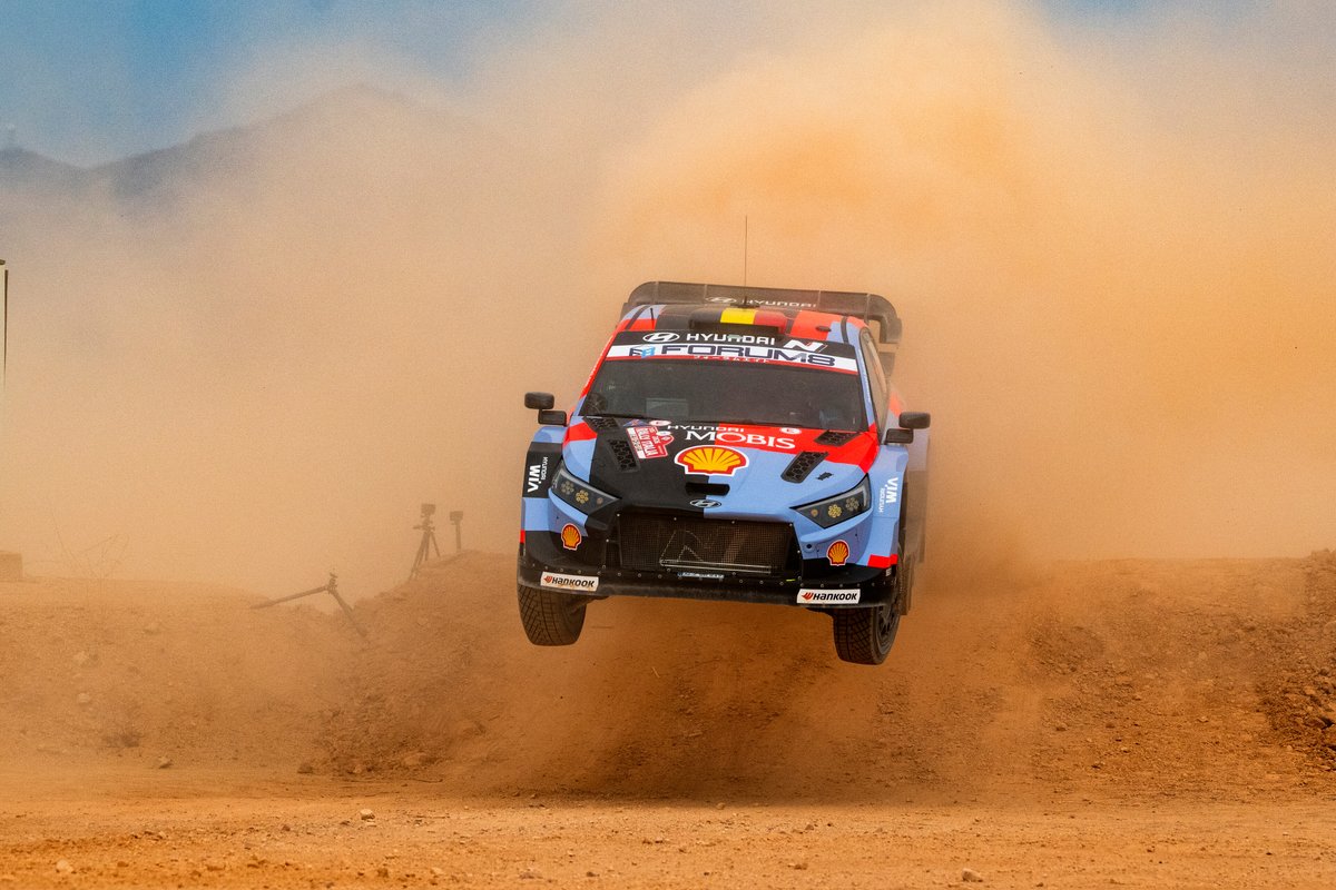 LVRally's tweet photo. Šodien ar #Shakedown un 2,21 km garo speciālo ātrumposmu startēja 🇮🇹Rally Italia Sardegna. Pēc 2026. gada sezonas noslēdzošā posma pirmās dienas - rallija vadībā izvirzījusies Olivera Solberga (Toyota Gazoo Racing WRT) ekipāža, kurai seko Toyota komandas biedru Sebastjena Ožjē (otrais) un Elfina Evansa (trešais) vadītās ekipāžas. No Hyundai Shell Mobis WRT ātrākais Tjerī Nevils, kura ekipāžai piektā vieta, bet no M-Sport Ford WRT vienības - Džona Armstronga ekipāža. Tikmēr liepājnieki Mārtiņš Sesks un Renārs Francis pirmās dienas izskaņā 12. vietā un 5,5 sekunžu atstatumā no līderpozīcijas.

Piektdienas pirmā ātrumposma starts plkst. 9:01.

📸 #RedBullContentPool #WRC #RallyItaliaSardegna