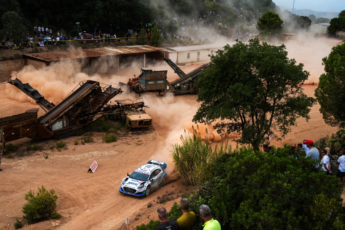 LVRally's tweet photo. Šodien ar #Shakedown un 2,21 km garo speciālo ātrumposmu startēja 🇮🇹Rally Italia Sardegna. Pēc 2026. gada sezonas noslēdzošā posma pirmās dienas - rallija vadībā izvirzījusies Olivera Solberga (Toyota Gazoo Racing WRT) ekipāža, kurai seko Toyota komandas biedru Sebastjena Ožjē (otrais) un Elfina Evansa (trešais) vadītās ekipāžas. No Hyundai Shell Mobis WRT ātrākais Tjerī Nevils, kura ekipāžai piektā vieta, bet no M-Sport Ford WRT vienības - Džona Armstronga ekipāža. Tikmēr liepājnieki Mārtiņš Sesks un Renārs Francis pirmās dienas izskaņā 12. vietā un 5,5 sekunžu atstatumā no līderpozīcijas.

Piektdienas pirmā ātrumposma starts plkst. 9:01.

📸 #RedBullContentPool #WRC #RallyItaliaSardegna