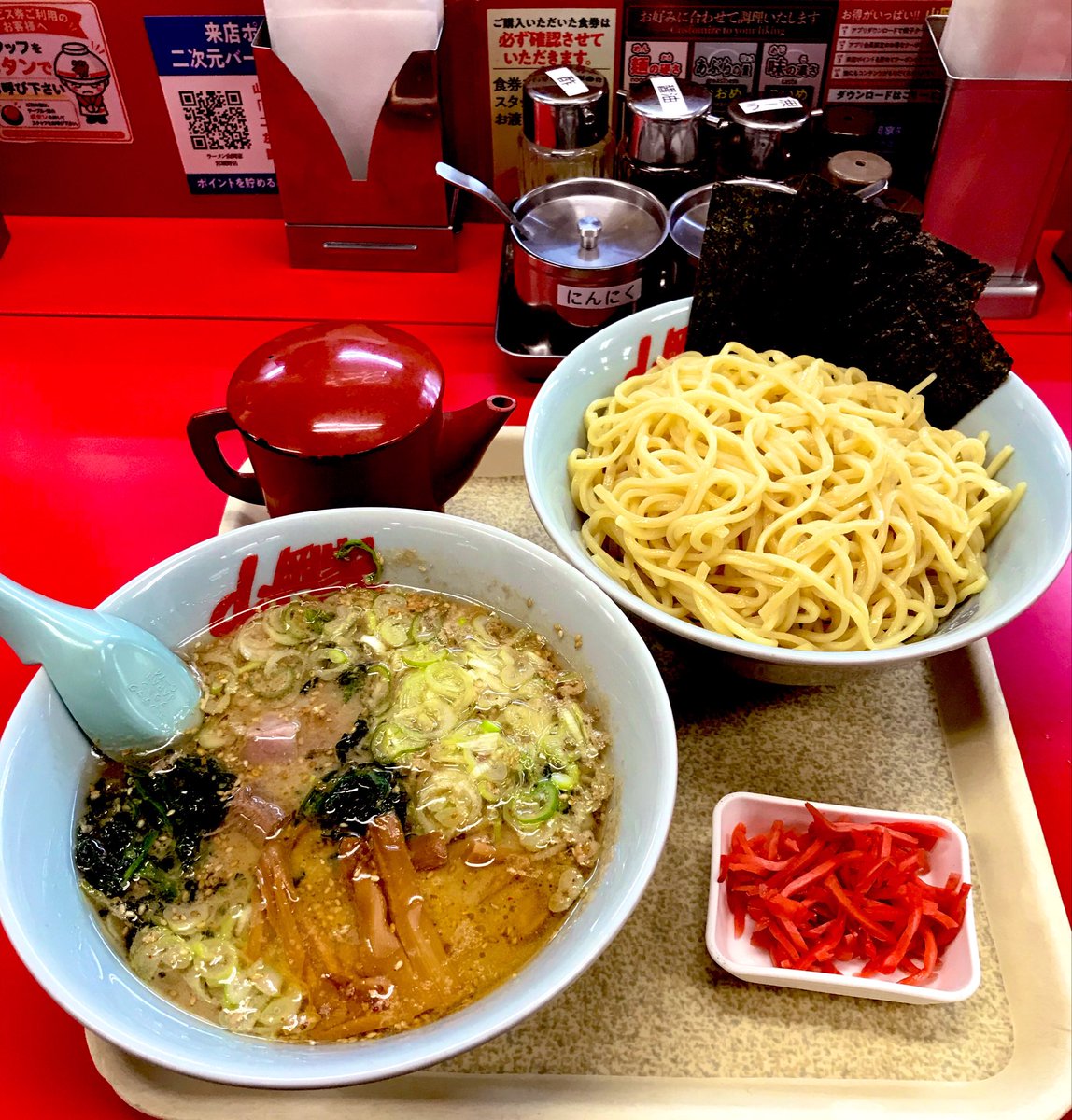 FuckiJoo's tweet photo. 深夜の山岡家でつけ麺大盛にチャーシュー丼でがっつりやってもーたー！！超腹パンしごおわ！ https://t.co/hi8CtFKV7k