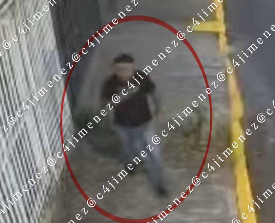 c4jimenez's tweet photo. ABANDONANDO el AUTO CHOCADO… PARA INVENTAR q SE LO ROBARON
Es el agente de @FiscaliaCDMX Ivan Pedro Santiago.
Así lo captaron distintas cámaras luego de q chocó borracho y abandonó su auto con su arma y credencial oficial.
Después denunció en el MP q se lo habían robado.
La @PDI_FGJCDMX descubrió toda su mentira.