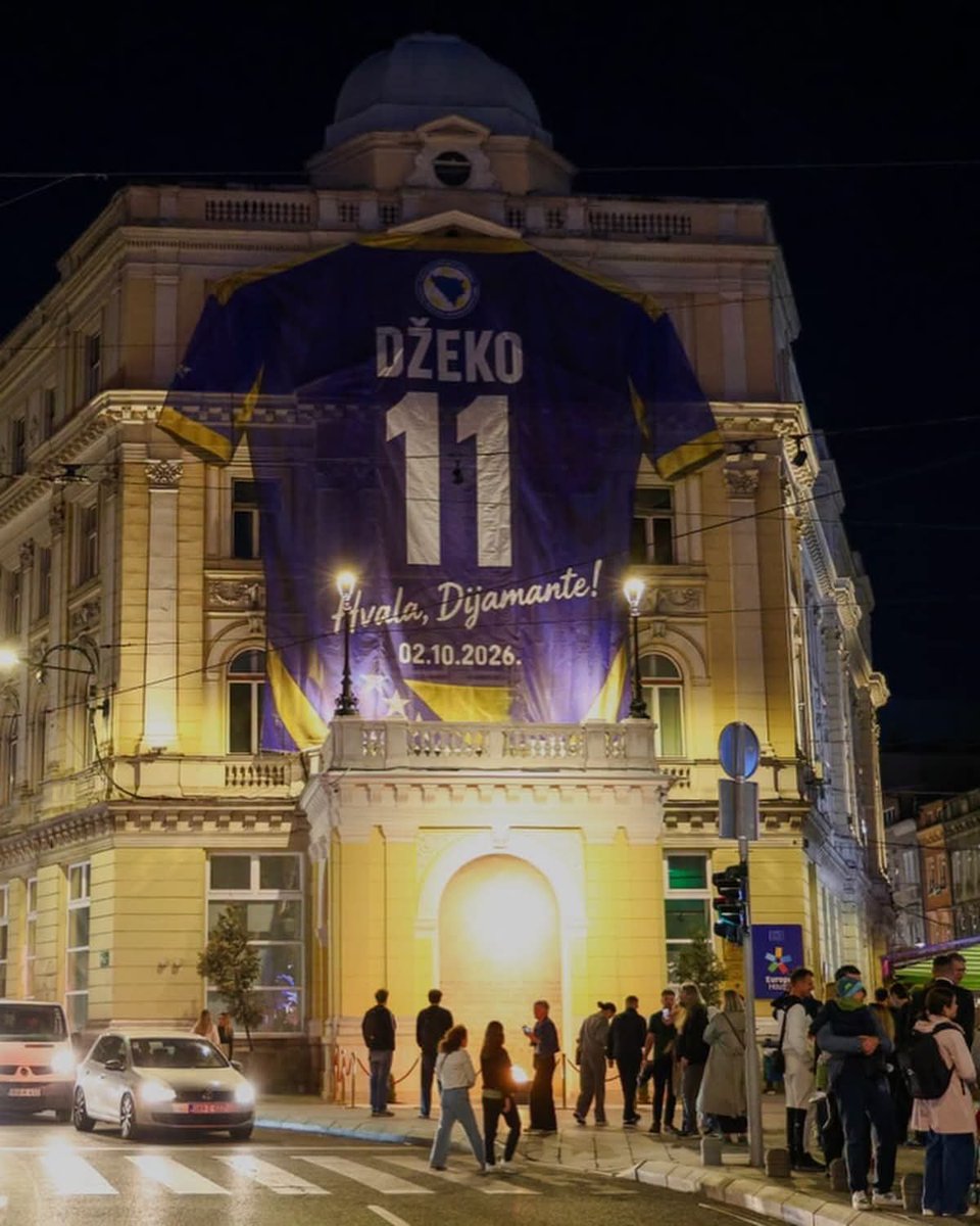 e_secer's tweet photo. Saraybosna'da asılan kocaman Edin Džeko forması.

Yarın milli takıma veda edecek olan Džeko'ya tüm ülke teşekkür etmek için jest üstüne jest yapıyor. E hakkıdır, helali hoş olsun https://t.co/jNksPQkpCV