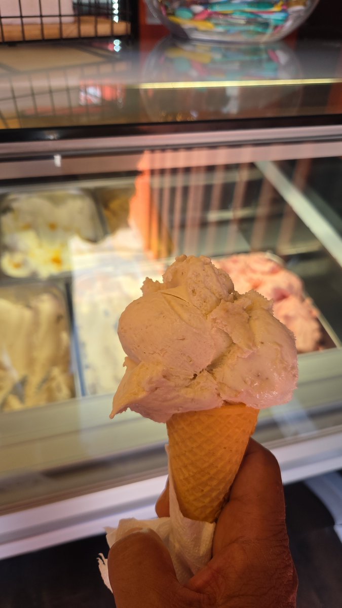 sassoab's tweet photo. #Valparaíso #helados #delicia nueva alternativa de sabor 😊🍨en #Almendral,  Yungay casi esquina Rawson ; cremosos, nuevos sabores , naturales y muy ricos . Sabores para potenciar el #puerto #themasasfactory @laestrellavalpo @MunicipioValpo @camilanietoh @apuntesyviajes https://t.co/5ySeiqyPPE