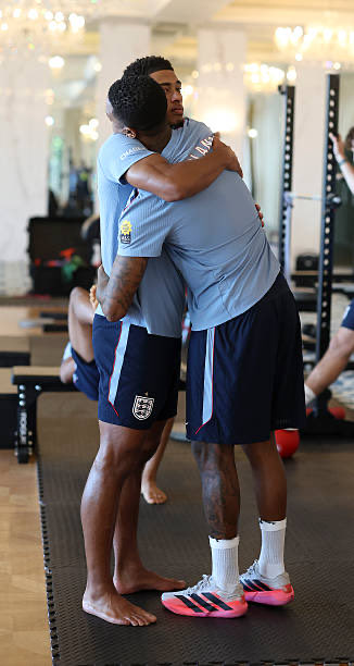 JudeUniverse5's tweet photo. Jude Bellingham and Konsa in the gym today 🏴󠁧󠁢󠁥󠁮󠁧󠁿 https://t.co/71Ehvvmu6O