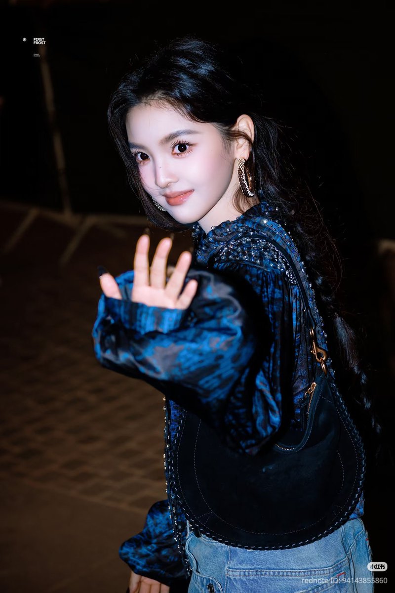 skyblueseau's tweet photo. Cr. First frost
#ZhangRuonan
#ZhangRuonanxIsabelMarant
#IsabelMarantSS2 https://t.co/phtWCjBGA3