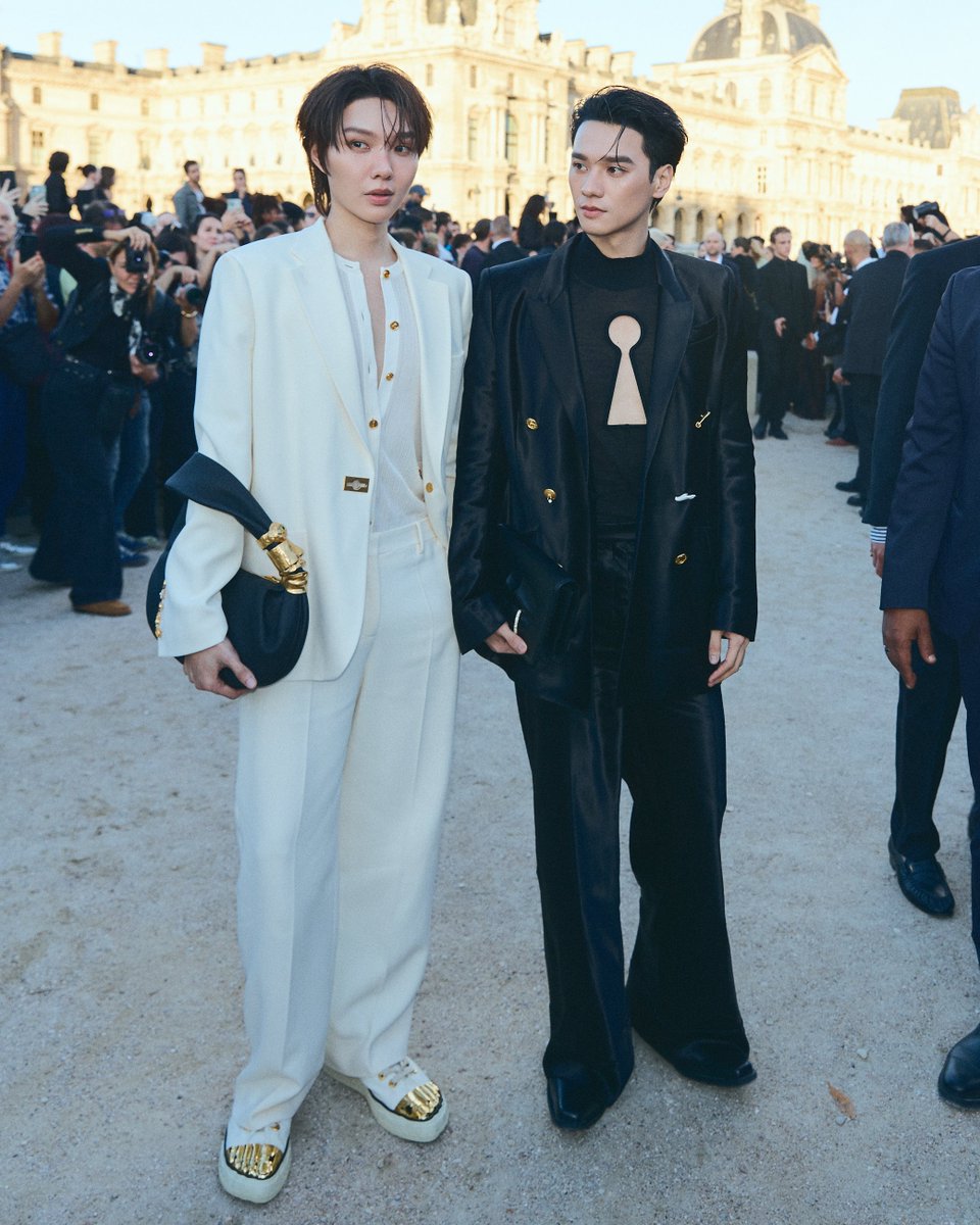 DomundiTV's tweet photo. THE ART OF SCHIAPARELLI 🖤🤍

Two distinct visions, united by one iconic Maison. Keng @harit_keng and Namping @nampingnapat step into Schiaparelli’s world at Paris Fashion Week SS 2027, bringing their distinctive presence and elegant interpretations to the Maison’s iconic couture aesthetic.

KENG NAMPING IN PARIS FW27
#SchiaparellixKENGNAMPING
#Schiaparelli 
#KengHarit #nampingster