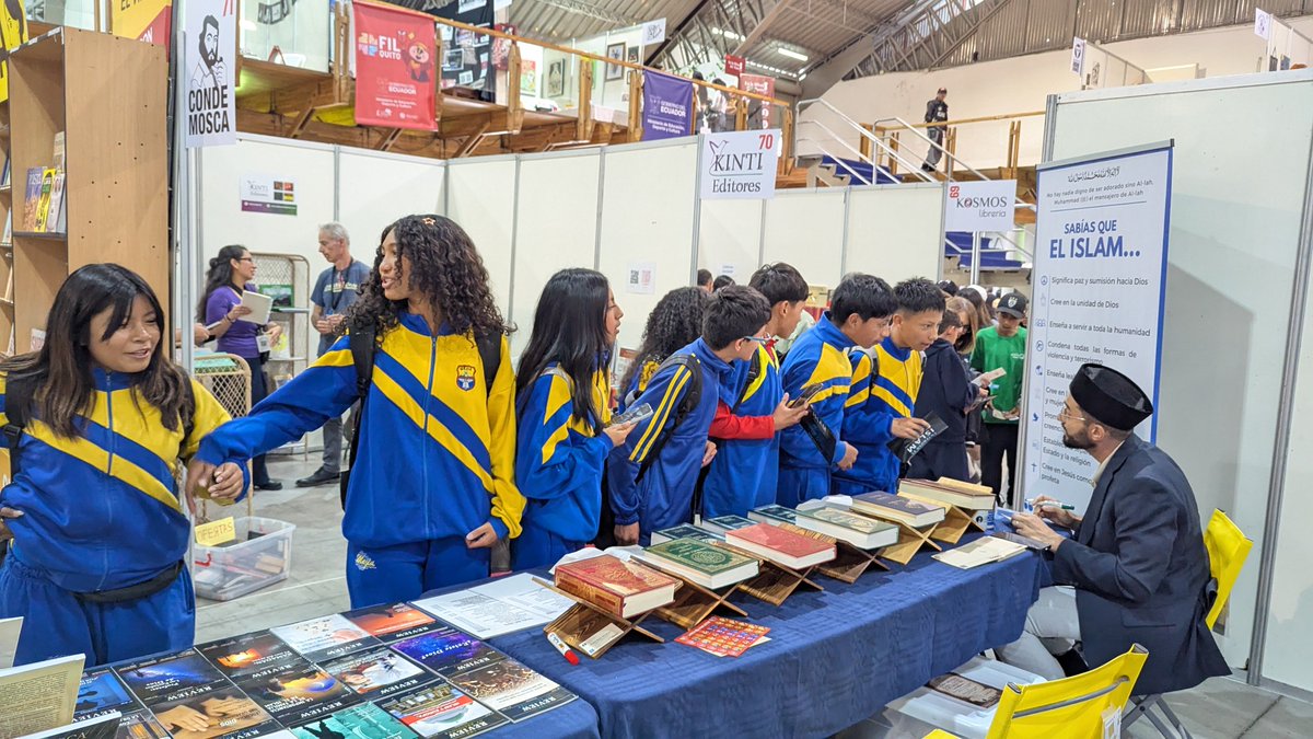 Islam_Ecuador's tweet photo. ¡Estamos en el día 2 de la Feria Internacional del Libro de Quito! 📚

Pasa a visitarnos para aprender más sobre el Islam y ver cómo se escribe tu nombre en árabe. ✍️

📍 Stand 67 — ¡Te esperamos! https://t.co/spgFL22sCZ