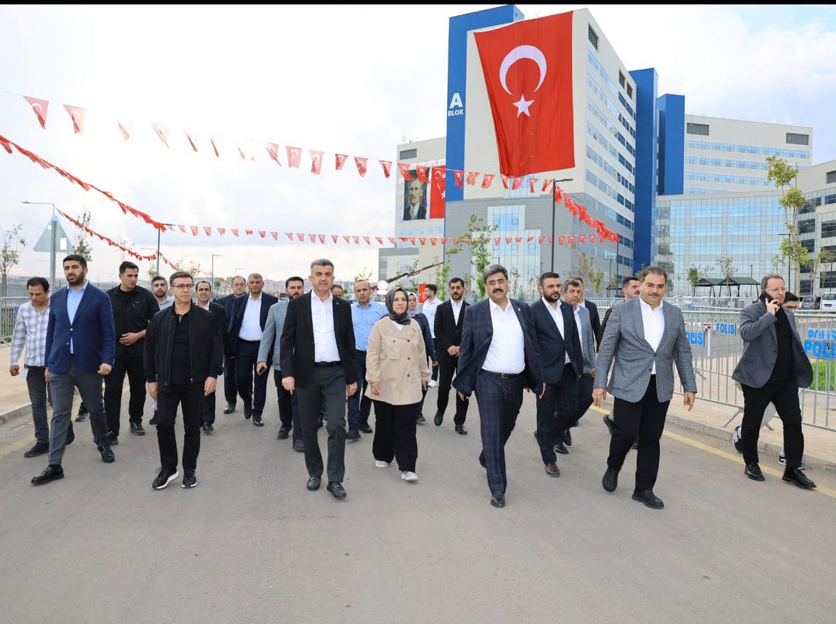 milhamigunbegi's tweet photo. 📍Şanlıurfa Şehir Hastanesi

Cumhurbaşkanımız Sayın Recep Tayyip Erdoğan teşrifleriyle açılacak olan Şanlıurfa Şehir Hastanesini Genel Merkez Teşkilat Başkan Yardımcımız, Bölge Koordinatörümüz, Sivas Milletvekilimiz @hakanaksu058,   Belediye Başkanlarımız @mcanpolatnet, @mehmetkusnet, @bucakalimurat82, @mehmetbegit, @ayhanhakimm, Kadın Kolları Başkanımız @ZehraAy063 ve Gençlik Kolları Başkanımız @furkankucukk_ ile birlikte ziyaret ettik, yapılan çalışmalar hakkında bilgi aldık.

Sağlık alanındaki bu önemli hizmetin açılışına tüm Halkımız Davetlidir.

🗓️ 3 Ekim 2026 Cumartesi
⏰ 15.00
📍 Şanlıurfa Şehir Hastanesi

#ReisŞanlıurfayaGeliyor
@RTErdogan @Akparti