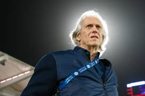 VIREMIOFICIAL's tweet photo. VIREMI | FUTEBOL
🚨 JORGE JESUS FALA PELA PRIMEIRA VEZ SOBRE CRISTIANO RONALDO E MANDA RECADO: “ASSUNTO ENCERRADO”

Jorge Jesus falou nesta quinta-feira (1º) pela primeira vez após Cristiano Ronaldo decidir deixar a concentração da Seleção Portuguesa depois de um desentendimento com o treinador.

Antes de Dinamarca x Portugal, o técnico evitou prolongar a polêmica e foi direto:

“Hoje é dia de jogo. Quero focar no jogo.”

Jesus afirmou ainda que, neste momento, a situação com Cristiano está encerrada e que haverá tempo para falar sobre o episódio mais adiante.

Segundo a imprensa internacional, CR7 decidiu deixar a concentração após ficar no banco contra a Noruega.

🇵🇹 O clima entre o maior nome da seleção e o treinador segue como um dos principais assuntos do futebol português.

Fonte: Band

#JorgeJesus #Cr7 #Portugal