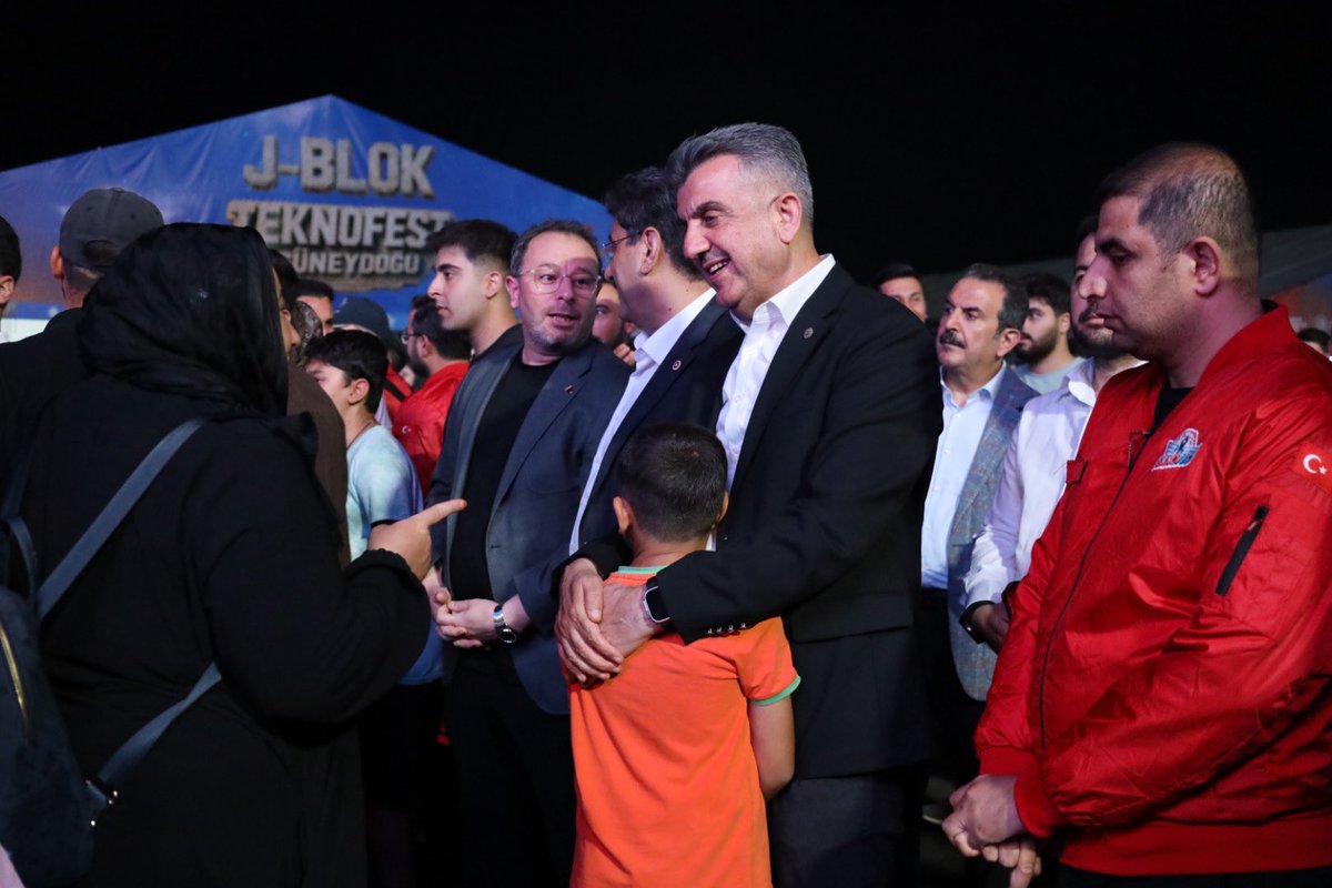 milhamigunbegi's tweet photo. Tarihin sıfır noktasından göklere uzanan bir yolculuk.... 🚀🇹🇷

AK Parti Genel Merkez Teşkilat Başkan Yardımcımız, Bölge Koordinatörümüz, Sivas Milletvekilimiz Sayın @hakanaksu058 ve Gençlik Kolları Başkanımız @furkankucukk_ ile birlikte Şanlıurfamızda düzenlenen Teknofest Güneydoğu'nun yapıldığı alanı ziyaret ettik.

Dünyanın en büyük havacılık, uzay ve teknoloji festivali TEKNOFEST, 4 Ekim 2026 tarihine kadar Şanlıurfa GAP Havalimanı’nda olacak.

Tüm gençlerimizi, hemşehrilerimizi ve aziz milletimizi bu büyük teknoloji şölenine bekliyoruz.

#TeknofestGüneydoğu
#TEKNOFEST 
#TeknofestŞanlıurfa 
@RTErdogan @Akparti
@abuyukgumus @teknofest