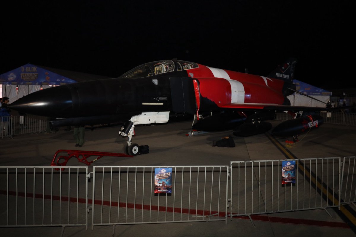 milhamigunbegi's tweet photo. Tarihin sıfır noktasından göklere uzanan bir yolculuk.... 🚀🇹🇷

AK Parti Genel Merkez Teşkilat Başkan Yardımcımız, Bölge Koordinatörümüz, Sivas Milletvekilimiz Sayın @hakanaksu058 ve Gençlik Kolları Başkanımız @furkankucukk_ ile birlikte Şanlıurfamızda düzenlenen Teknofest Güneydoğu'nun yapıldığı alanı ziyaret ettik.

Dünyanın en büyük havacılık, uzay ve teknoloji festivali TEKNOFEST, 4 Ekim 2026 tarihine kadar Şanlıurfa GAP Havalimanı’nda olacak.

Tüm gençlerimizi, hemşehrilerimizi ve aziz milletimizi bu büyük teknoloji şölenine bekliyoruz.

#TeknofestGüneydoğu
#TEKNOFEST 
#TeknofestŞanlıurfa 
@RTErdogan @Akparti
@abuyukgumus @teknofest