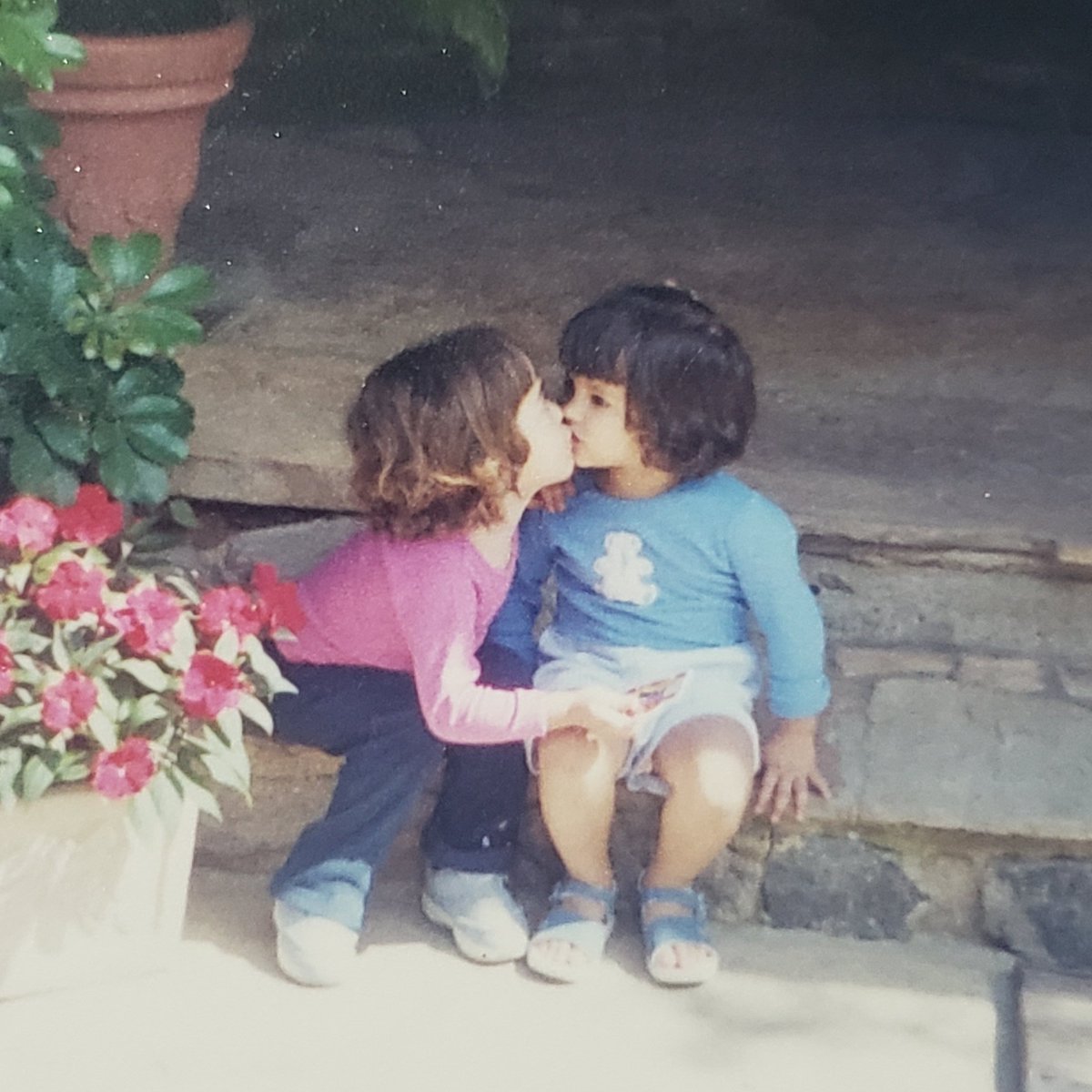 morgamorgas's tweet photo. minha mãe achou legal registrar eu de blusa rosa dando maior beijão numa menina que eu fiquei amiga no hotel fazenda https://t.co/FkP84Xk4c1