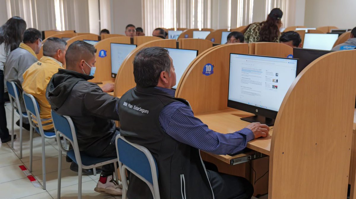 MIT_Ecuador's tweet photo. 📍#Tungurahua | ¡116 sueños que hoy se convierten en nuevas oportunidades! 🎓💻

En Ambato, Ambatillo y Atahualpa, junto a la Subsecretaria de Fomento de la Sociedad Información y Economía Digital, Giovanna Córdova, celebramos el esfuerzo de 116 ciudadanos que culminaron sus capacitaciones en nuestros Puntos Digitales Gratuitos y hoy reciben sus certificados.

👩‍🎓Nuevas herramientas para estudiar, trabajar y emprender, demostrando que aprender también es abrir puertas.

Seguimos acercando la tecnología a la ciudadanía y creando oportunidades para todos. 🇪🇨