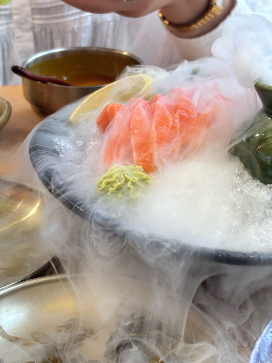 nicho_flame_eb2's tweet photo. [The fishy smell of fresh sashimi and magnetic stage vibes from a clear voice make a perfect Saturday night!]， https://t.co/eR2pbKLbgp
