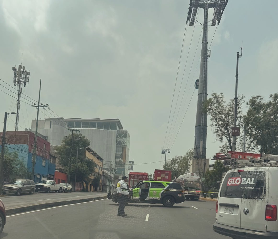 marianoosorio1's tweet photo. Precaución 

Nuevamente cerrada avenida Constituyentes, a la altura del panteón de Dolores https://t.co/4AAR7H3ffV