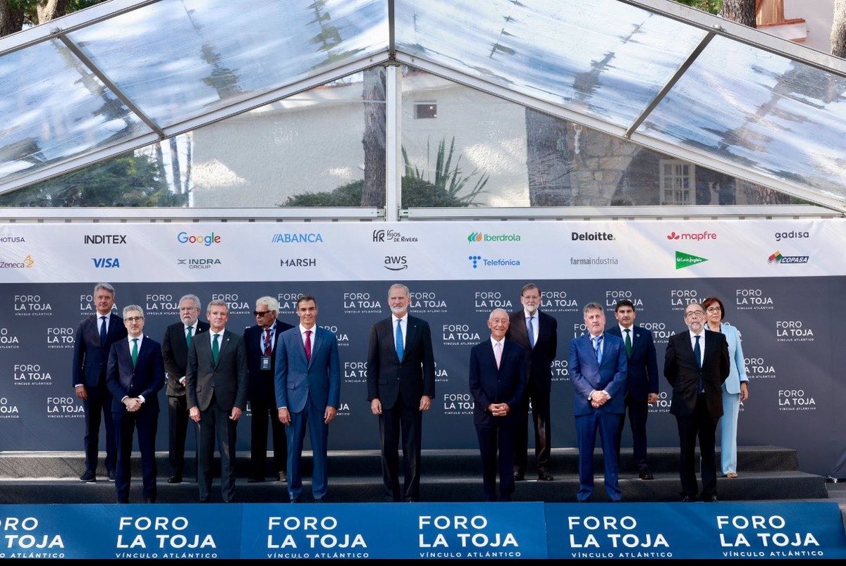 inesreygarcia's tweet photo. Otra vez hay que señalar lo evidente: solo una mujer en la foto oficial del @ForoLaToja.

Hablar de futuro dejando fuera a la mitad de la sociedad retrata a quienes lo organizan.

Y siguen sin respetar el topónimo.

No han entendido nada. https://t.co/cYqN8tEuNN