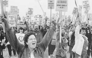 25YearsAgoLive's tweet photo. 2,000 of Minnesota’s 28,000 state employees walk off their jobs and go on strike. 

1,000 National Guardsmen are mobilized against the strike. https://t.co/dvIaz209Tq