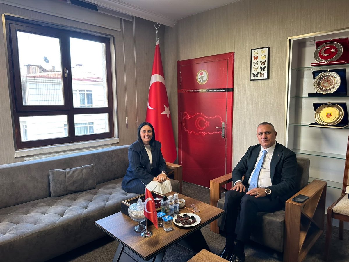 hatice_atan73's tweet photo. 📍Yenimahalle 

Anadolu Güvenlik Korucuları ve Şehit Aileleri Konfederasyonu Genel Başkanı Mehmet Güngör’ ü ziyaret ettim.

Her daim başımızın tacı olan şehit annelerimiz, şehit babalarımız, yüreği vatan aşkıyla çarpan kahraman gazilerimiz ve şehitlerimizin emaneti kıymetli ailelerimize yönelik çalışmaları hakkında istişarelerde bulunduk. Onlara karşı sorumluluğumuz bâki.

Misafirperverliği için Sayın Başkanımıza teşekkür ediyor; bu vesileyle tüm şehitlerimizi rahmet, kahraman gazilerimizi hürmetle yâd ediyorum.