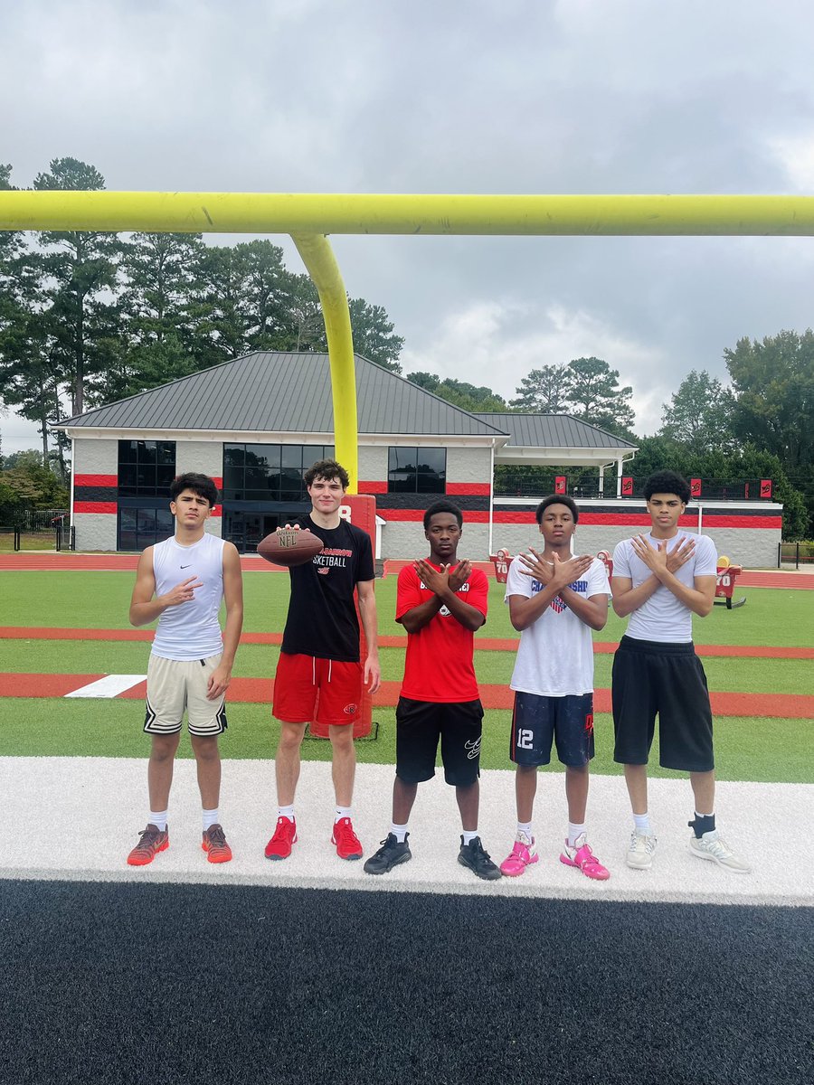 WinderBarrowMBB's tweet photo. Flipped the script on the guys for our Speed and Agility day and hit the turf for some ๐action! S/O to the Champs! #GoDoggs https://t.co/JNPvc34hn8