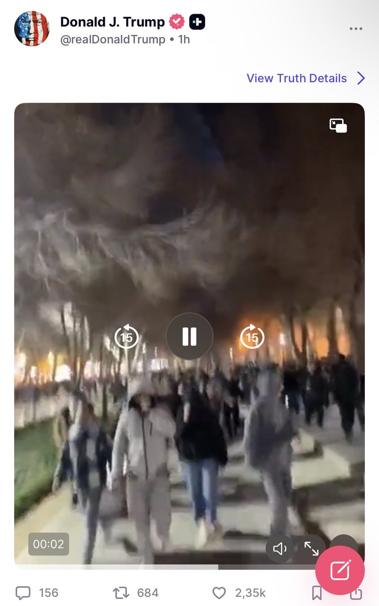 hoghoughkhososi's tweet photo. 🔸ترامپ الان فیلم مردم اصفهان در شب ۱۸ دی را در صفحه‌ی خودش پست کرده که علیه رهبر جمهوری اسلامی شعار می‌دهند.

🔺تا روزی که ترامپ نگوید: «مردم ایران ساعت ۲۰ در روز ۱۸ دی، به فراخوان چه کسی بیرون آمدند و دقیقأ چه کسی را می‌خواستند» یعنی او قصد دارد از خون معترضان برای معامله با سران جمهوری اسلامی، سوء استفاده کند… هر تحلیل‌گری، هرچیزی غیر از این بگوید، در خون شوییِ ترامپ سهیم است.