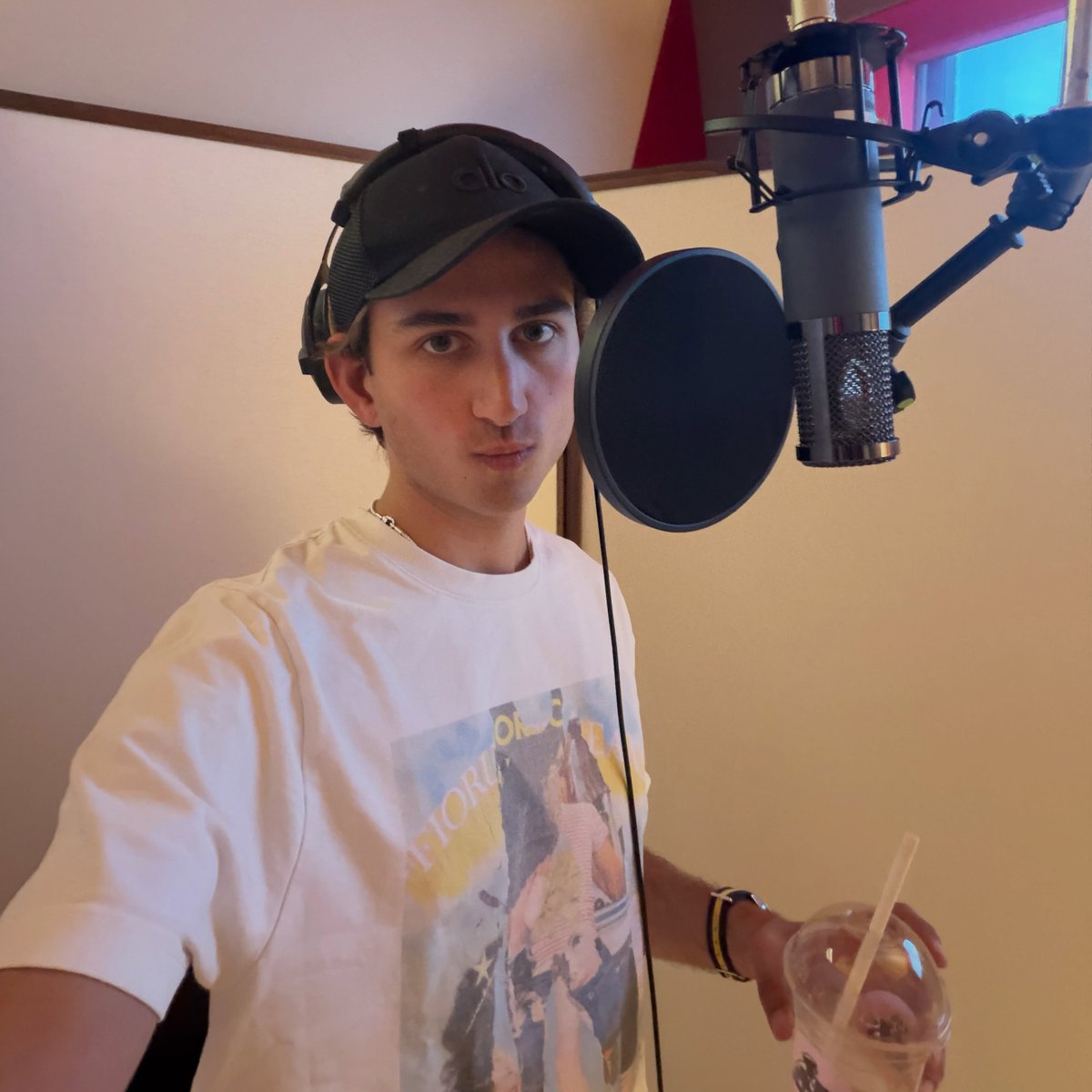 BashcroftMx's tweet photo. PRETTY PEOPLE DROPS TOMORROW. i had the best time making this record with my fav people, can’t wait for it to be out in the world 🩷🩰
📷: Sebastian Croft via ig post https://t.co/FrBomeBMXm