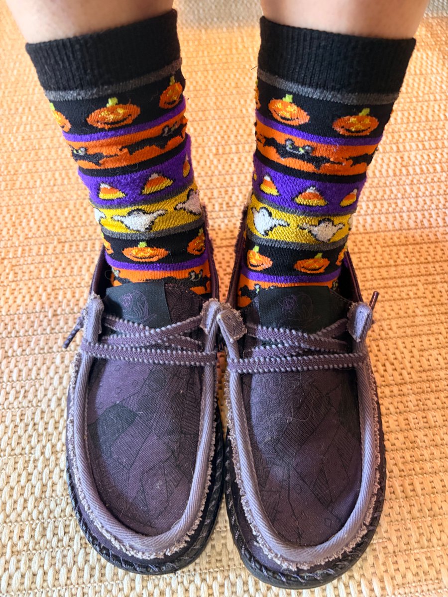 lilwitchlady's tweet photo. It’s October 1st. 🎃✨🧡🖤💜 https://t.co/j6ytzExnIt
