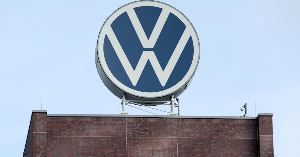 sole24ore's tweet photo. Volkswagen mette la settimana da 35 ore nel mirino per tagliare il costo del lavoro https://t.co/sl9tylOr4A https://t.co/DhrJRGsWDy