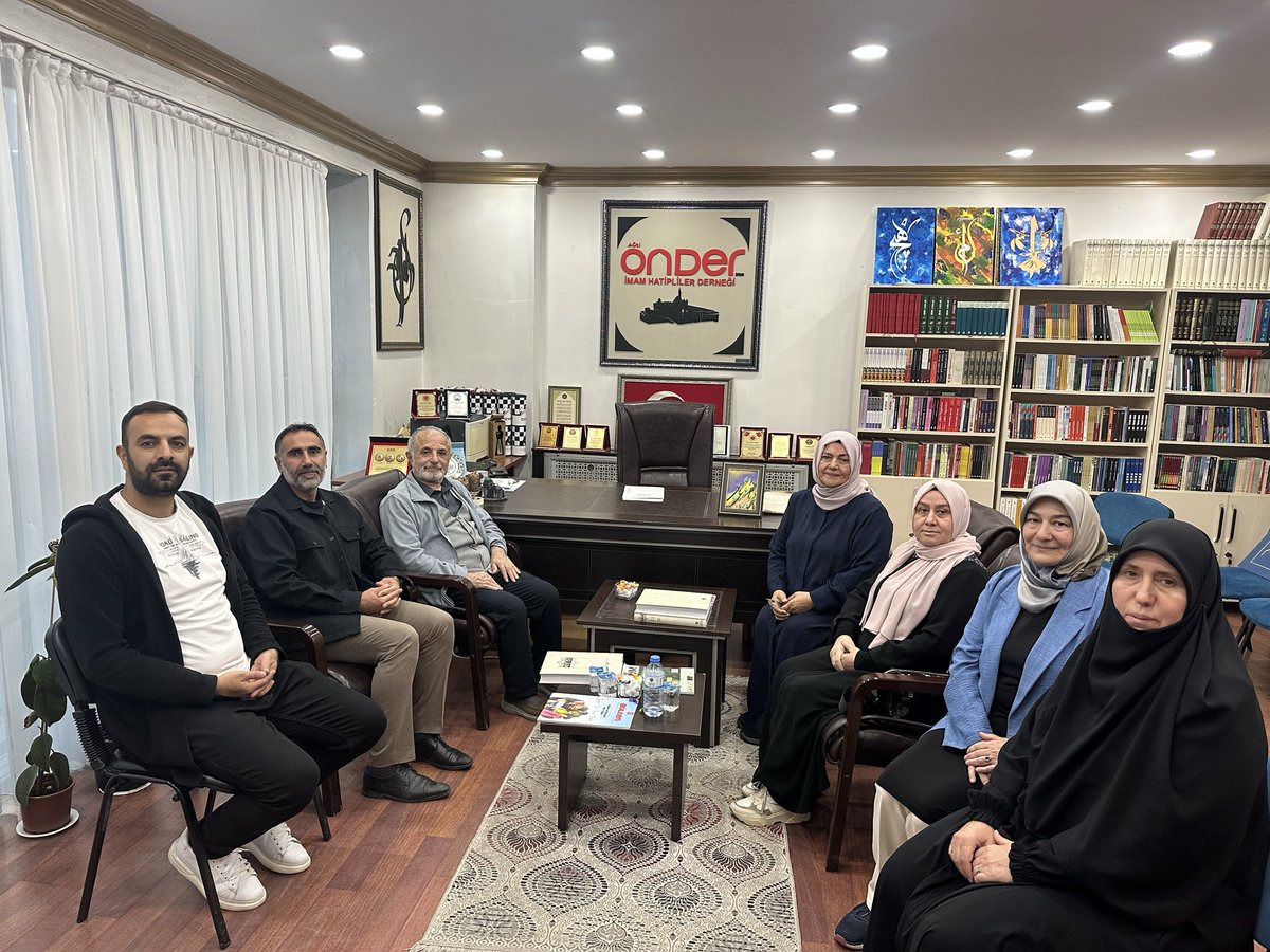 agr_onder's tweet photo. Doç. Dr. Mehmet Vanlıoğlu hocamız kıymetli eşi Ayşe Vanlıoğlu hanımefendi ve sanat ekibini derneğimizde ağırladık. 

Nazik ziyaretleri, güzel sohbetleri ve destekleri için hepsine ayrı ayrı teşekkür ederiz. 

@onderihl @aceylantr @ekremerdemm @Turgutzm2 @agrigenconder https://t.co/kHg5LqDaBH