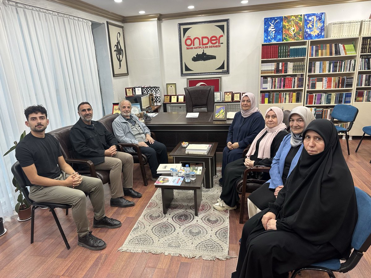 agr_onder's tweet photo. Doç. Dr. Mehmet Vanlıoğlu hocamız kıymetli eşi Ayşe Vanlıoğlu hanımefendi ve sanat ekibini derneğimizde ağırladık. 

Nazik ziyaretleri, güzel sohbetleri ve destekleri için hepsine ayrı ayrı teşekkür ederiz. 

@onderihl @aceylantr @ekremerdemm @Turgutzm2 @agrigenconder https://t.co/kHg5LqDaBH