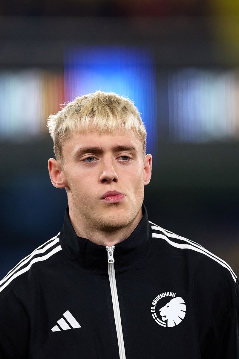 TheLebScout's tweet photo. Viktor Dadason (18, FC Kobenhavn) 🇮🇸

Joined Kobenhavn last season, got around 1000 minutes in all competitions and 10 goals, including goals against Barcelona and Dortmund.

Very tall at 193cm. Very solid technically for someone of his height, has the quick feet to be able to dribble past defenders. Has great composure in the box to receive the ball, bring it down or perform a skill to create space and score. Pretty decent creativity in terms of finding passes in the final third with good weight of pass. Physically strong and able to pin CBs.

Not the quickest however, top speed of 33.3 km/h in the Danish Superliga last season. Not the best aerially last season, but improving in thet metric. 37% to 53% this season so far, good improvement, and needed for someone his height. He finds spaces in the box to finish, as a traditional #9.

Think he's a huge talent, the next big nordic striker. Would love to see him get minutes in the Conference League.