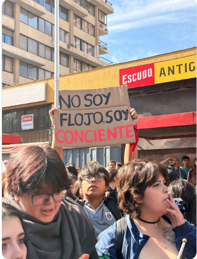 Iherreraa's tweet photo. #ParoNacional  Ese puro letrero ya muestra que es un flojo.  Vean como escribe la palabra CONSCIENTE https://t.co/lQTAfjQgiH