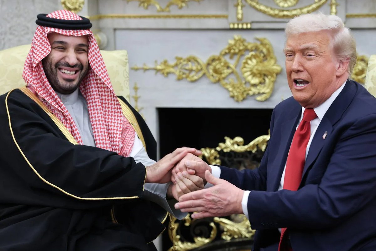 mjfree's tweet photo. Trump reportedly told oil executives to raise $1 billion for his campaign while promising them drilling permits. He got the money. They got their permits. Your air and water were never consulted. #PayToPlayPresident https://t.co/EcSHvSIR8h