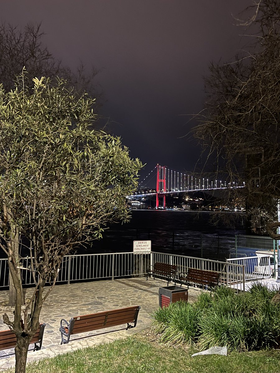 kederlipek's tweet photo. başka şehirlerle kıyasladıkları istanbul’da sadece herhangi bir bank 🙌🏻 https://t.co/69HqJyiIxV