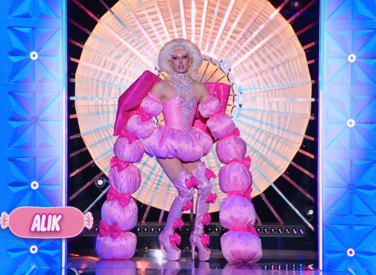 lipasbosco's tweet photo. the best runway look tonight idc it’s perfection #DragRaceUk https://t.co/7kvVkAuUOU