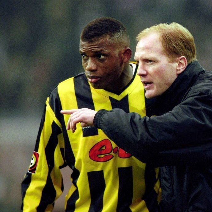 BlackYellow's tweet photo. Celebrating Naija today! Wishing all our Nigerian BVB fans a very happy Independence Day! 🇳🇬🥳

Shoutout to Victor Ikpeba and Sunday Oliseh, who represented Nigeria in Black &amp; Yellow! 🖤💛 https://t.co/QGZMkqncc5