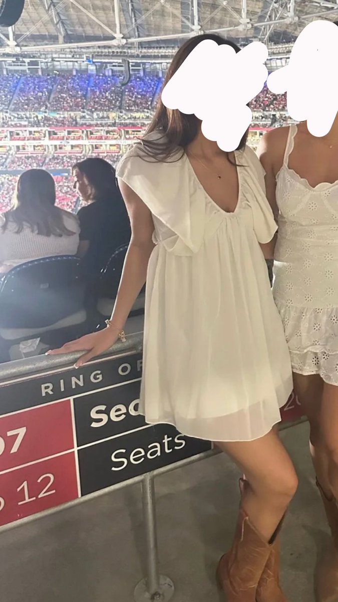 fangirlpiper's tweet photo. I bought this dress online for my unraveled show on Sunday but it’s not arriving until after 💔💔 #unraveledtour https://t.co/g5NWLkTeV6