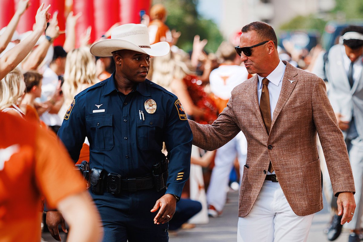 UTAustinPolice's tweet photo. Game day through our lens 🤘📸

#UTPD #WeSERVE https://t.co/m2IXe1NmXP