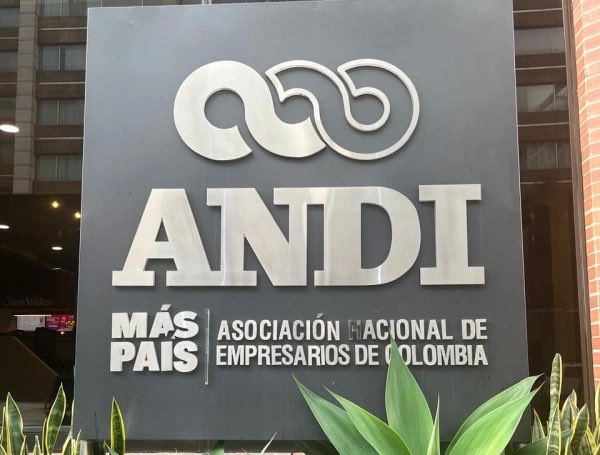 jccruzberg's tweet photo. 🚨‼️  Adiós a una era, bienvenido el relevo generacional.

En lo personal, no creo que haya que darle tanta trascendencia a esta situación. Un director renuncia y otro llegará. Así funcionan las instituciones.

Lo importante es evitar el enquistamiento y entender que las organizaciones también necesitan renovarse. La ANDI debe abrir espacio a talento humano joven, ideas disruptivas, innovación y una visión de futuro, capaz de representar una industria que cambia a una velocidad enorme.

Colombia necesita instituciones fuertes, pero también instituciones que sepan renovarse. Mirar hacia adelante, no quedarse atrapadas en el pasado.

Adelante gobierno @ABDELAESPRIELLA @MincomercioCo 
@ANDI_Colombia 

🫡💪🇨🇴👊
