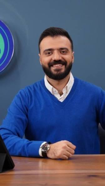 TaraMoodi's tweet photo. از لبنانیزه شدن ایران بهراسید…

مدتی است از روی کنجکاوی بعضی صفحات مجازی لبنانی را دنبال می‌کنم. چیزی که متوجه شدم، وجود یک دوقطبی به مراتب وحشتناک‌تر از کشور ماست. اینکه عده‌ای حتی عین خیالشان نیست که بخشی از کشورشان در اشغال دشمن است و تنها دغدغه‌شان خوش‌گذرانی در رستوران، کلاب و لب ساحل است. و چقدر غم‌انگیز که حتی نمی‌فهمند (یا خود را به نفهمی زده‌اند) عده‌ای در حال جان دادن برای دفاع از خاکشان هستند تا آن‌ها در آرامش باشند.

راستش کمی دلم آرام گرفت. چون به چشم دیده‌ام که در ایران، حتی مخالفان سرسخت حاکمیت هم تا چه اندازه روی تمامیت ارضی حساس هستند و این بی‌تفاوتی و وطن‌فروشی‌ها اکثراً از بی‌وطن‌های آن سوی مرزها سرچشمه می‌گیرد.

حالا ربطش به این عکس‌ها چیست؟
دیروز در خانه دوستی قدیمی بودم و ویدیوهای جدیدی از برنامه این دو نفر پخش می‌شد. در تمام تقریبا دو ساعتی که برنامه‌شان جریان داشت، حتی یک لحظه درباره جنگ و مدافعین ایران صحبت نکردند. یا حتی تصویری از نقشه ایران یا پرچم آن در تصویر نبود. مگر میشود در حالی که کشور درگیر یکی از حساس‌ترین نبردهای دفاعی تاریخ معاصر است، این دو دلقک کم‌سواد، از ترس کم شدن درآمد یا فحش خوردن در فضای مجازی، حتی جرئت نکنند اسم ایرانمان را به زبان بیاورند.

شاید بگویید که در دنیای آزاد، هر کس مختار است سکوت کند یا حرف بزند. اما حامی مالی این دو دلقک و برنامه‌شان، برندهایی مثل #بلوبانک، #والکس و #اسنپ‌مارکت هستند. قصد ندارم کلیت این مجموعه‌ها را زیر سوال ببرم، اما به‌عنوان یک شهروند، این حق من است که آن‌ها را بابت این بی‌ تفاوتی آشکار (حتی اگر فرض کنیم صرفاً از سر بی‌حواسی بوده) به چالش بکشم.