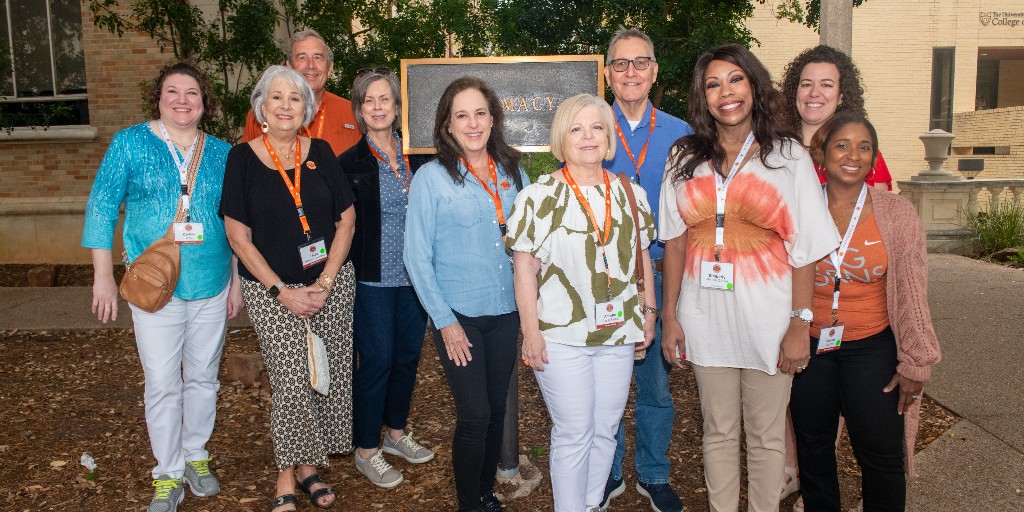 UTexasPharmacy's tweet photo. 🧡 October is American Pharmacists Month!

We're celebrating the pharmacists, student pharmacists, educators, preceptors and mentors who strengthen our communities and move the profession forward every day. 💊🤘

Happy #AmericanPharmacistsMonth! https://t.co/3wuN0Ex6rT