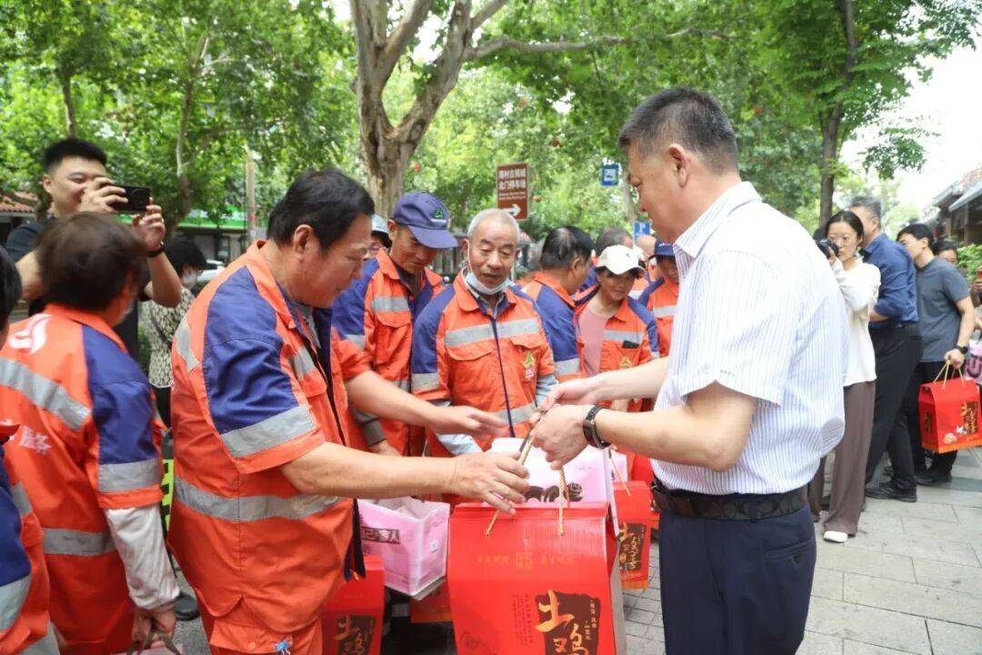 GracieWinrley's tweet photo. Como voluntario en el banco de alimentos, ayudé a entregar más de 200 paquetes a familias necesarias este fin de semana. Cada gesto cuenta! ， https://t.co/pp2yAFebYz