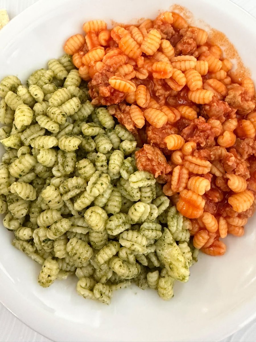 PedroLambertini's tweet photo. Preparamos dos salsas para esta pasta típica: alla campidanese y un pesto al mirto para los vegetarianos.

Malloreddus alla campidanese

Un ragú sardo de salchicha fresca, tomate y azafrán, ideal para acompañar los malloreddus, los clásicos gnocchetti sardos.

Ingredientes para 4 porciones

400 g de malloreddus secos
300 g de salchicha fresca de cerdo
600 g de tomate triturado o passata
1 cebolla chica
2 cucharadas de aceite de oliva
1 pizca de azafrán
80–100 g de pecorino sardo rallado
Sal y pimienta

Preparación

Picar la cebolla y rehogar en el aceite de oliva a fuego suave hasta que esté tierna.

Retirar la piel de la salchicha, incorporar a la olla y desmenuzar con una cuchara, dejando pequeños trocitos. Subir el fuego y dorar.

Agregar el tomate y cocinar a fuego bajo durante 45–60 minutos, hasta obtener una salsa concentrada. Incorporar un poco de agua si fuera necesario.

Disolver el azafrán en dos cucharadas de agua caliente y agregar durante los últimos 5–10 minutos de cocción.

Hervir los malloreddus en abundante agua salada, retirar al dente y mezclar con la salsa y un poco del agua de cocción.

Apagar el fuego, incorporar el pecorino rallado y mezclar. Probar y ajustar la sal y la pimienta.

Lambertips

Elegir salchicha fresca, no un embutido seco. Si viene aromatizada con semillas de hinojo, mejor. Si no, agregar una pizca de semillas ligeramente machacadas al dorarla.

Dejar pequeños trocitos de salchicha para que se sientan al comer.

Agregar el azafrán hacia el final para conservar mejor su aroma.

Salar con prudencia: tanto la salchicha como el pecorino aportan sal.

Incorporar el queso fuera del fuego y ajustar con agua de cocción para que la salsa abrace la pasta.

El sabor y textura de la pasta acá es excepcional y se debe al tipo de sémola que usan.