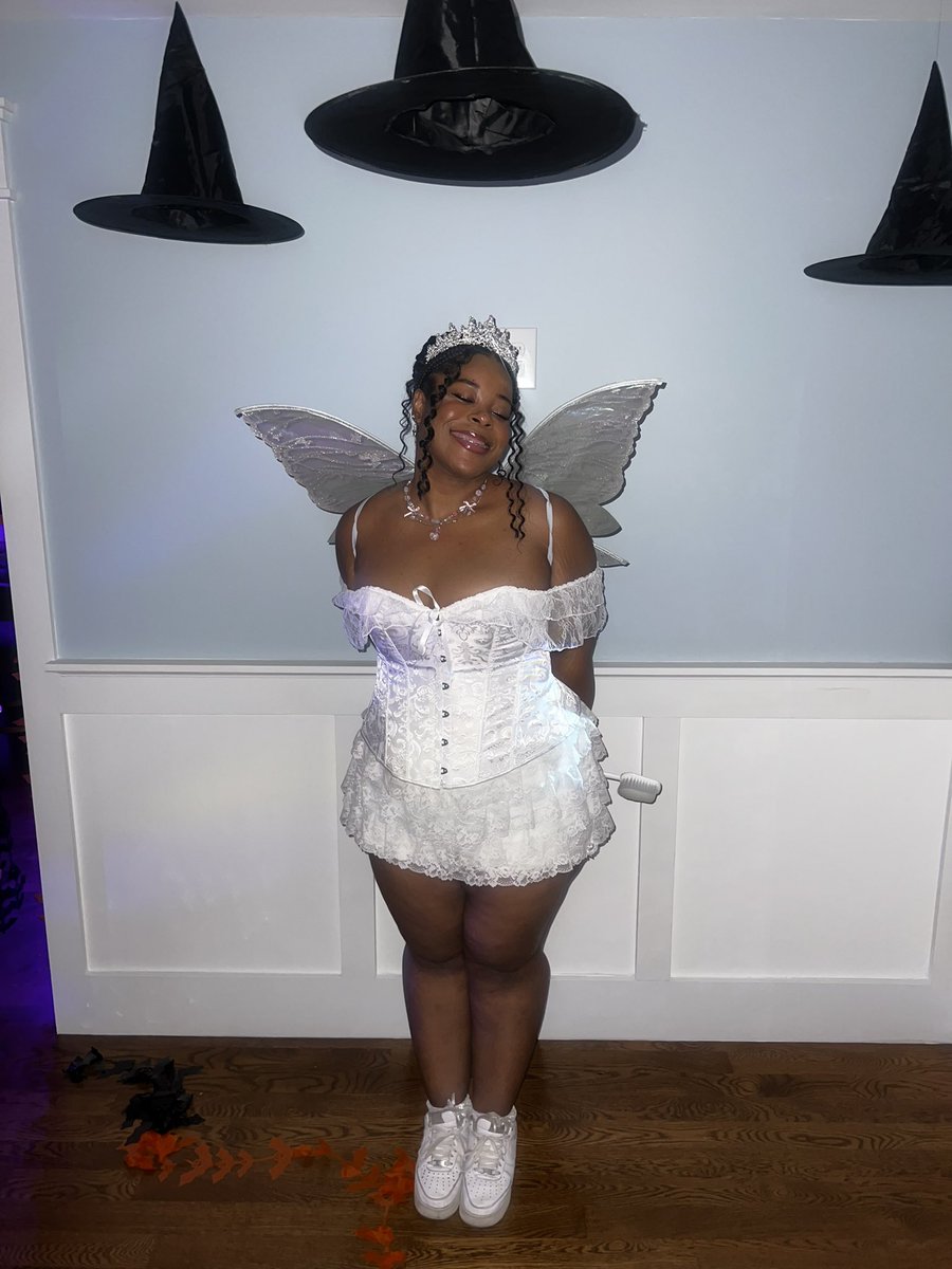 supposedlysab's tweet photo. last year I took full advantage of my braces and dressed up as the tooth fairy 🧚🏾‍♀️✨ @VividSeats #VividHarryween

(bonus pic of all the Halloween costumes I coordinated for my nieces 🥹) https://t.co/vREnd36kzj