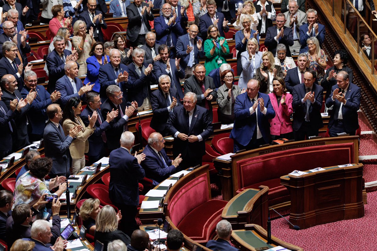 gerard_larcher's tweet photo. 🗳️🇫🇷Je suis élu à nouveau aujourd’hui président d’une assemblée parlementaire qui est ouverte, diverse, exigeante et respectueuse des sensibilités qui la composent. Merci à mes collègues pour leur confiance, je m’efforcerai d’en être digne. Je suis le Président de toutes les sénatrices et tous les sénateurs de métropole, des Outre-mer et des collègues qui représentent les Français établis hors de France. Dans l’esprit de liberté, de responsabilité et de respect mutuel qui est la marque du @Senat , chaque voix sera respectée, j’en serai le garant.