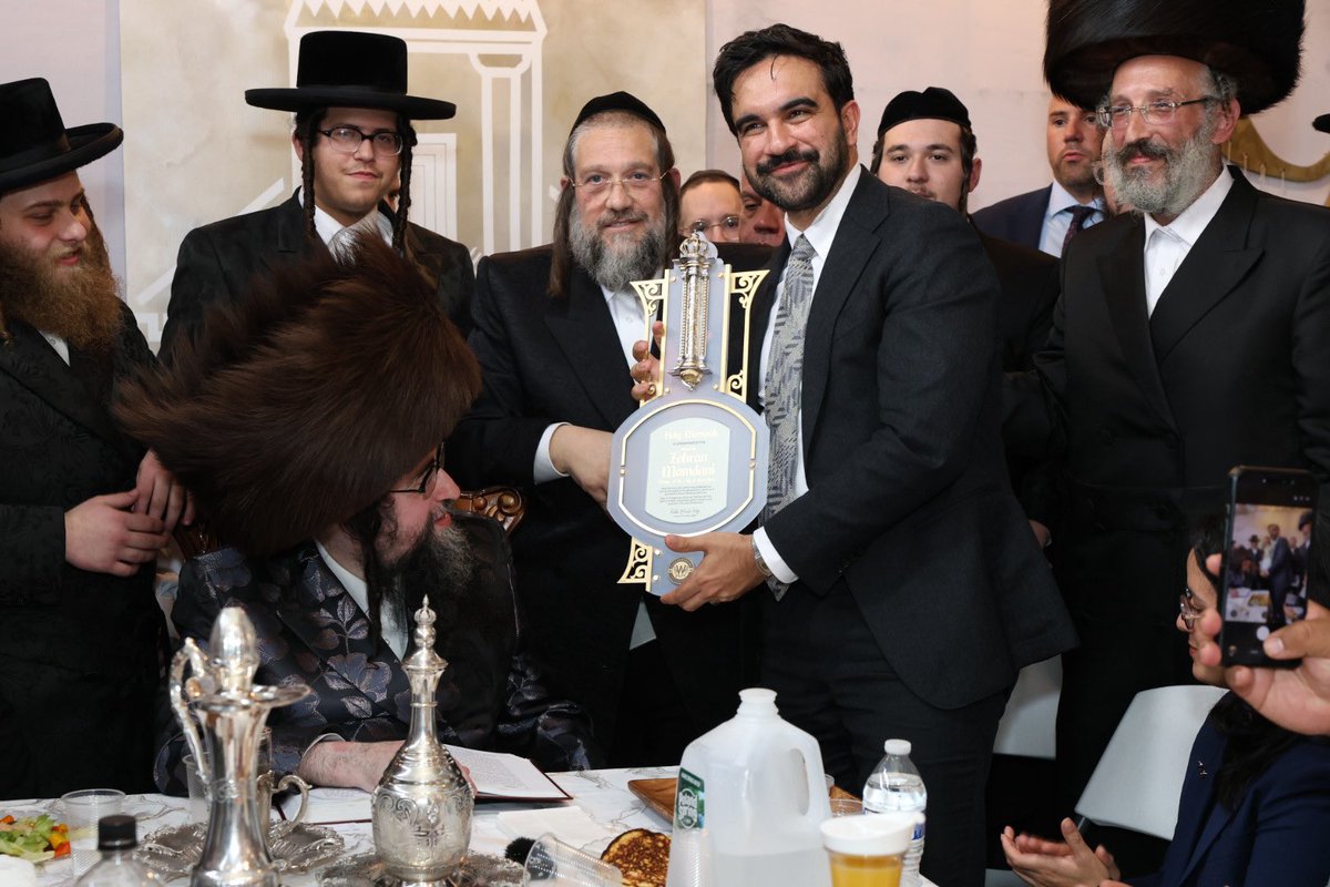 EniorJimenez's tweet photo. El primer alcalde musulmán de NYC: prometió arrestar a Netanyahu si venía a la ciudad de Nueva York. 

No solo no lo hizo cuando el primer ministro israelí llegó la semana pasada para dar un discurso en la ONU, sino que —lo que es peor— arrestó a más de 100 manifestantes antisionistas protestando su llegada y ahora destinará más de 28 millones a organizaciones y sinagogas judías para combatir el «antisemitismo».

Celebró Sucot con rabinos judíos locales y aquí lo ves recibiendo una mezuzá bastante ornamentada para colocarla en la entrada de su casa.

Un judío sabateo: islámico por fuera, talmúdico por dentro.

Por cierto: la madre de Mamdani aparece en los archivos de Epstein: cineasta parte de la casta elité de Hollywood que solía asistir a fiestas en la residencia de Ghislaine Maxwell en Manhattan y estaba casada con el judío Mitch Epstein.