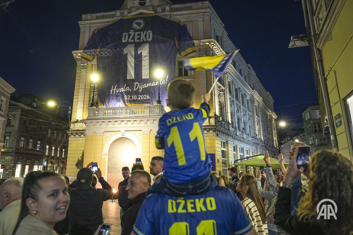 aa_spor's tweet photo. 📸 Bosna Milli Takımı'na yarın veda edecek Edin Dzeko'nun, 11 numaralı devasa forması başkent Saraybosna'da sergileniyor. https://t.co/NGyt4CViR4
