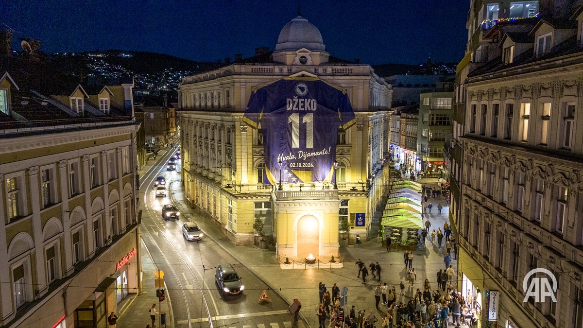 aa_spor's tweet photo. 📸 Bosna Milli Takımı'na yarın veda edecek Edin Dzeko'nun, 11 numaralı devasa forması başkent Saraybosna'da sergileniyor. https://t.co/NGyt4CViR4