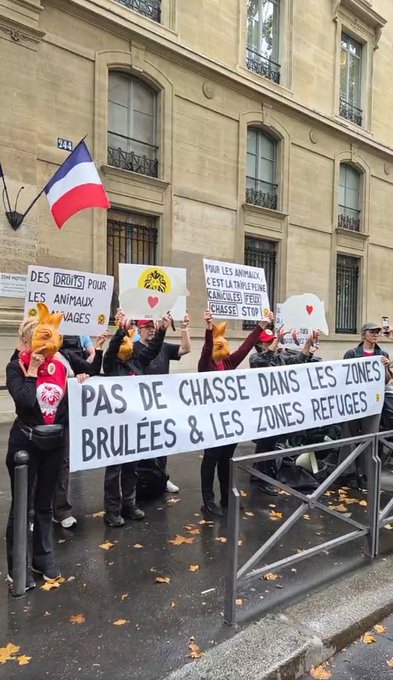 MelaniaFrance's tweet photo. En direct du Ministère de l'Écologie. 
#PAZ dénonce l’ouverture de la #chasse comme si de rien était alors que les #animaux sauvages ont vécu l’horreur cet été avec les sécheresse, canicules et feux de forêt. https://t.co/RwWJ0uVKVg