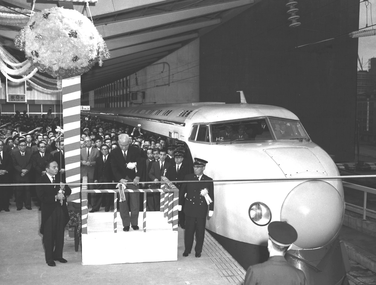 CeJourHistoire's tweet photo. Le Japon avait son TGV 17 ans avant la France. En 62 ans, ce train n'a jamais tué un seul passager dans un déraillement ou une collision.

Le Shinkansen a été inauguré le 1er octobre 1964, entre Tokyo et Osaka.

Dix jours plus tard s'ouvrent les Jeux olympiques de Tokyo, les premiers de l'histoire en Asie.

19 ans après la guerre, le Japon veut montrer au monde qu'il s'est relevé.

Le train est conçu pour rouler à 210 km/h. C'est la première ligne à grande vitesse du monde.

Il roule sur une ligne entièrement nouvelle, sans passage à niveau.

Dès 1965, le trajet Tokyo-Osaka passe de plus de 6 heures et demie à 3 heures 10.

Rien que sur cette ligne, plus de 5 milliards de voyageurs ont été transportés entre 1964 et 2012.

Pas un seul n'est mort dans un déraillement, une collision ou un incendie.

En 2016, le retard moyen d'un train était de 24 secondes. Typhons et pluies compris.

Aujourd'hui, environ 365 trains par jour circulent entre Tokyo et Osaka.